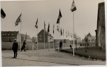 AK Foto Schwarzenbek in Schleswig-Holstein Compe-Schule viele Fahnen 1960 RAR
