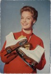 AK Foto Romy Schneider in Rot mit Schlittschuhen 1955