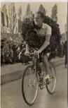 AK Foto Gustav Adolf Täve Schur Radfahrer mit Siegerkranz 1955