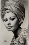 AK Foto Schauspielerin Sophia Loren mit Kopftuch 1960