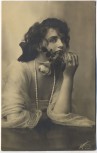 AK Foto Schöne Frau mit Perlenkette und Rose im Mund 1910