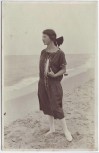 AK Foto Frau mit Handtasche am Strand 1920