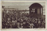 VERKAUFT !!!   AK Nordseebad Borkum Absingen des Borkumliedes viel Menschen 1926