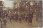 AK Foto Nassau Marschierende Soldaten mit Gewehr Bajonett 1.WK bei Limburg Lahn 1915 RAR