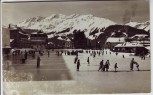 AK Foto Wengen Eisplatz mit Schwarzbirg viele Menschen BE Schweiz 1930
