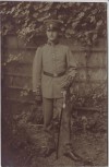 AK Foto Soldat mit Säbel Handschuhe Schirmmütze 1.WK 1915