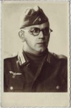 AK Foto Soldat in Uniform mit Feldmütze Soutachewinkel Wehrmacht Porträt 2.WK Jirgensons Riga 1941