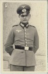 AK Foto Soldat in Uniform Schirmmütze Koppel Wehrmacht 2.WK 1940