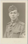 AK Foto Soldat in Uniform Schiffchen Knopfband Ärmelabzeichen Wehrmacht Porträt 2.WK 1940