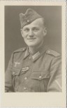 AK Foto Soldat in Uniform Schiffchen Knopfband Ärmelabzeichen Wehrmacht Porträt 2.WK 2 1940
