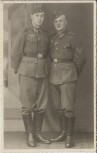 AK Foto 2 Soldaten in Uniform Schiffchen Knopfband Ärmelabzeichen Koppel Wehrmacht 2.WK Atelier Mühltroff 1940