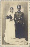 AK Foto Hochzeit Braut mit Soldat in Uniform Schirmmütze Abzeichen Koppel Wehrmacht 2.WK Magdeburg 1942