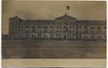 AK Foto Dresden Militär-Parade vor Kaserne viele Fahnen 1910