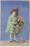 AK Kind Mädchen in grünem Kleid mit Blumenstrauß 1924