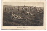 AK Späher am Drahtverhau Soldaten mit Stahlhelm liegend 1. WK Feldpost 1917