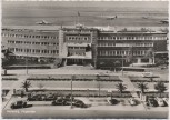 AK Foto Hamburg Flughafen Fuhlsbüttel Gebäude mit Autos und Flugzeugen 1960