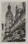 AK Foto Leipzig Rathaus am Markt mit Autos und Fahne 1956