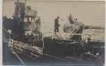 AK Foto Matrosen auf Schiff Deck und Geschütz vereist Marine 1.WK Feldpost 1917