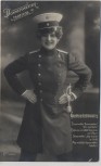 AK Foto Donnerwetter tadellos Frau in Uniform mit Säbel und Mütze 2 1909