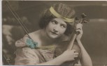 AK Foto Frau mit Geige und Blume 1910
