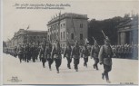 VERKAUFT !!!   AK Foto Berlin Die erste russische Fahne erobert vom Osterroder Landsturm Parade Soldaten Verlag Gustav Liersch 1914