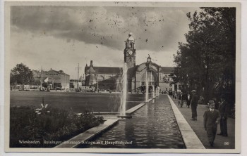 AK Foto Wiesbaden Reisinger-Brunnen-Anlage mit Hauptbahnhof 1935