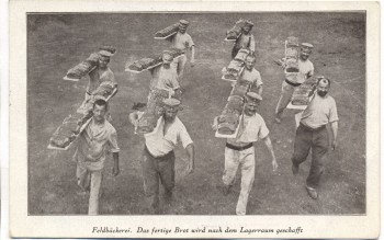 AK Feldpost 1. WK Feldbäckerei Das fertige Brot wird nach dem Lagerraum geschafft 1916