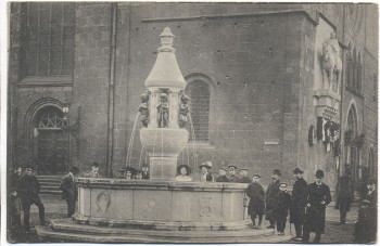 AK Bremen Der neue Brunnen vor der Liebfrauenkirche viele Menschen 1910