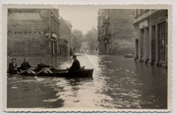 AK Foto Leipzig Kolonnadenstraße mit Boot Hochwasser 12.07. 1954 RAR