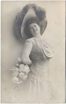 AK Foto Frau im Kleid mit Rosen und großem Hut 1910