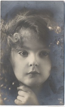 AK Foto Kind mit Kirschen in der Hand 1910