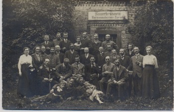 AK Foto Bad Hermannsborn Gruppenfoto vor Sauerbrunnen Hermannsborner Sprudel Bad Driburg 1920