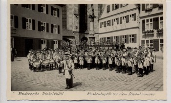 AK Foto Kinderzeche Dinkelsbühl Knabenkapelle vor dem Löwenbrunnen 1955