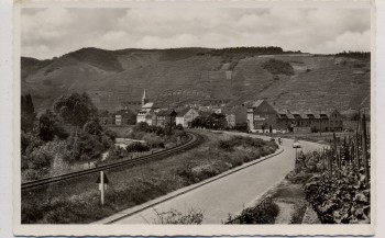 AK Foto Dernau an der Ahr Ortsansicht mit Straße Gleis Hotel Restaurant Zum Treppchen 1950