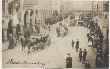 VERKAUFT !!!   AK Foto Münster in Westfalen Studentenumzug Pferdekutschen Menschen Geschäft L.A. Brinckmann 1910