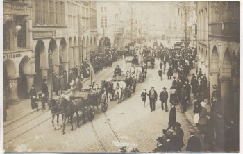 VERKAUFT !!!   AK Foto Münster in Westfalen Studentenumzug Pferdekutschen viele Menschen Geschäft L.A. Brinckmann 1910