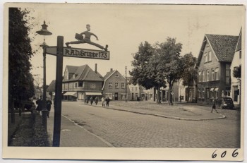 AK Foto Ihlienworth Ortsansicht mit Wegweiser RAD Gruppe 173 1935 RAR AK Foto Ihlienworth Ortsansicht mit Wegweiser RAD Gruppe 173 1935 RAR