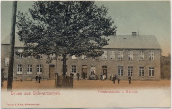 AK Gruss aus Schwarzenbek in Schleswig-Holstein Friedenseiche mit Schule 1910 RAR