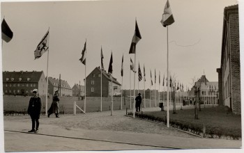 AK Foto Schwarzenbek in Schleswig-Holstein Compe-Schule viele Fahnen 1960 RAR