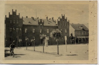 AK Schroda Środa Wielkopolska Amtsgericht mit Radfahrer Warthegau Posen Polen 1941