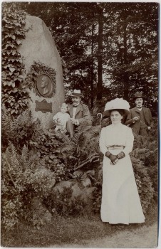 AK Foto Lugknitz Łęknica Partie im Park mit Denkmal und Menschen bei Sorau Żary Neumark / Ostbrandenburg Polen 1920 RAR