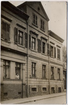 AK Foto Leipzig Lindenau Hausansicht mit Frau 1911