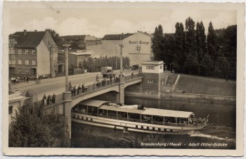 AK Foto Brandenburg an der Havel Adolf-Hitler-Brücke Boot 1944