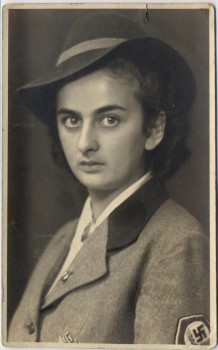 AK Foto RAD-Maid in Uniform mit Hut und Hakenkreuz 1940 RAR