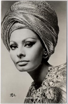 AK Foto Schauspielerin Sophia Loren mit Kopftuch 1960