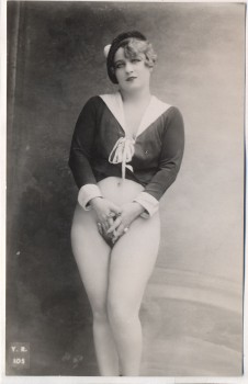 VERKAUFT !!!   AK Foto Frau stehend mit Mütze nackt nude Hände halb verschlossen YR Paris 1910