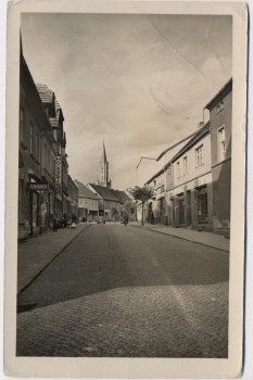 AK Foto Fürstenberg/Havel Thälmannstraße mit Geschäften 1955