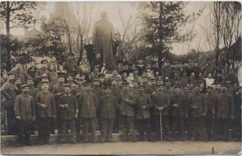 AK Foto Bad Wörishofen Gruppenfoto Soldaten mit Kneipp-Statue Lazarett 1. WK Feldpost 1916 RAR