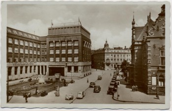 AK Foto Ostrava Mährisch Ostrau Städt. Sparkasse mit Autos Mähren Tschechien 1939