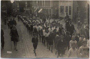 AK Foto Itzehoe Umzug viele Kinder Menschen Sattlerei Karl Kunert 1926 RAR